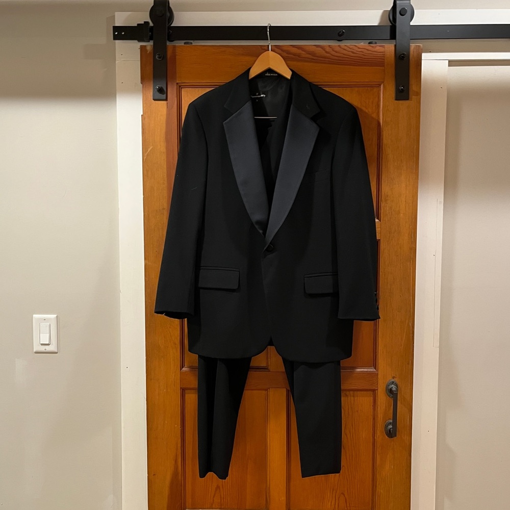 Mens 3 piece black tuxedo. Large